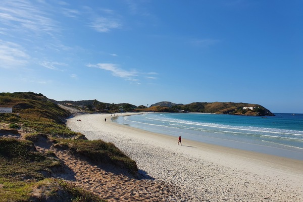 Una playa cerca, arena blanca, 20 bares en la playa