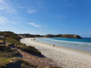 Beach nearby, white sand, 20 beach bars - Apartamento pertinho da Praia do FORTE!(104) (Cabo Frio)