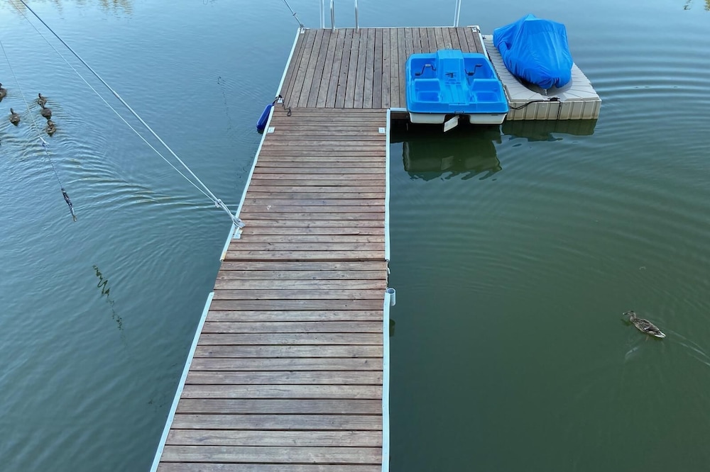 Cozy Lakefront Cabin (Pet-Friendly)