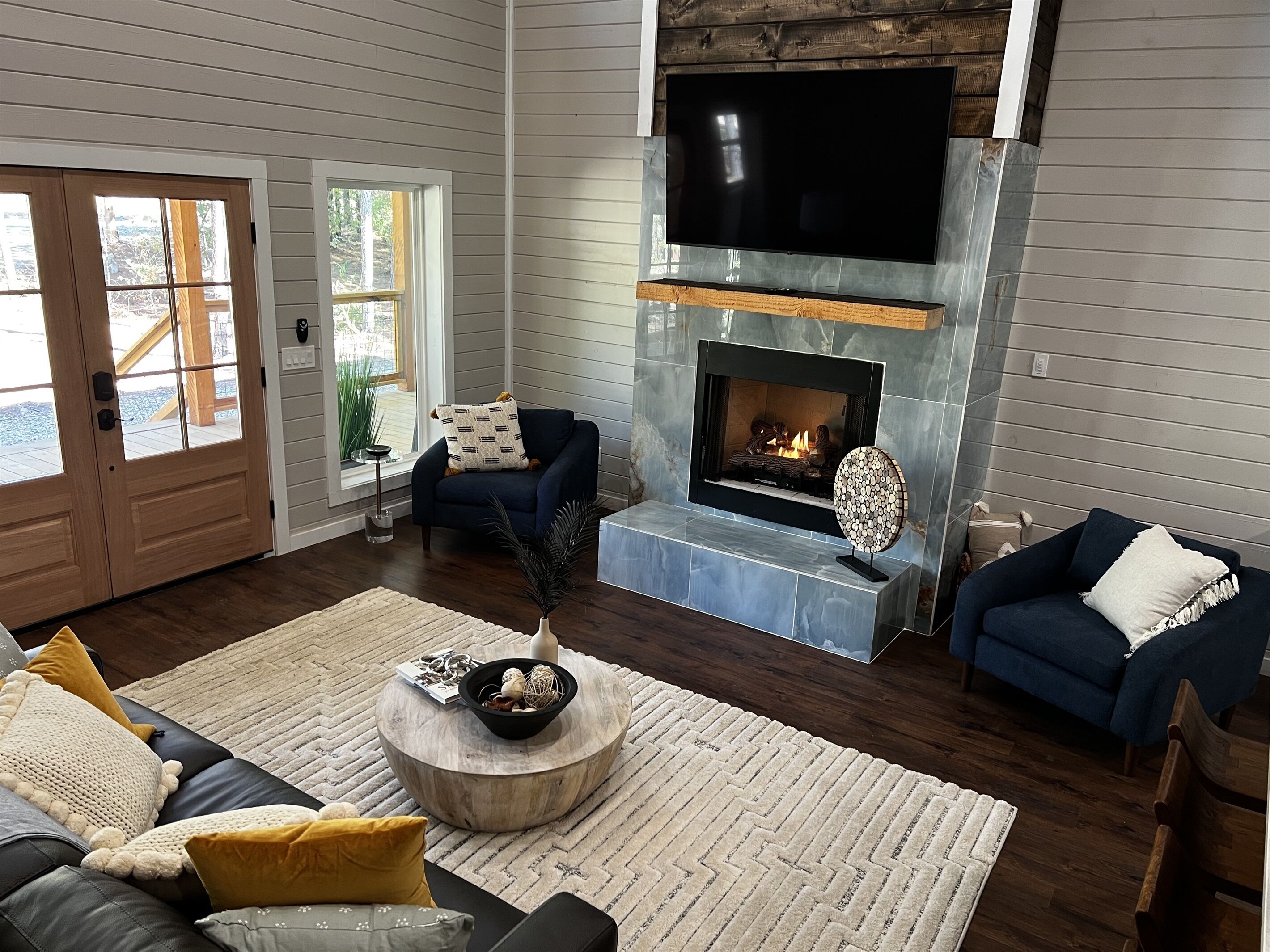 Private cabin broken bow-amazing deck,hottub,firepit,games,modern,cozy,pets