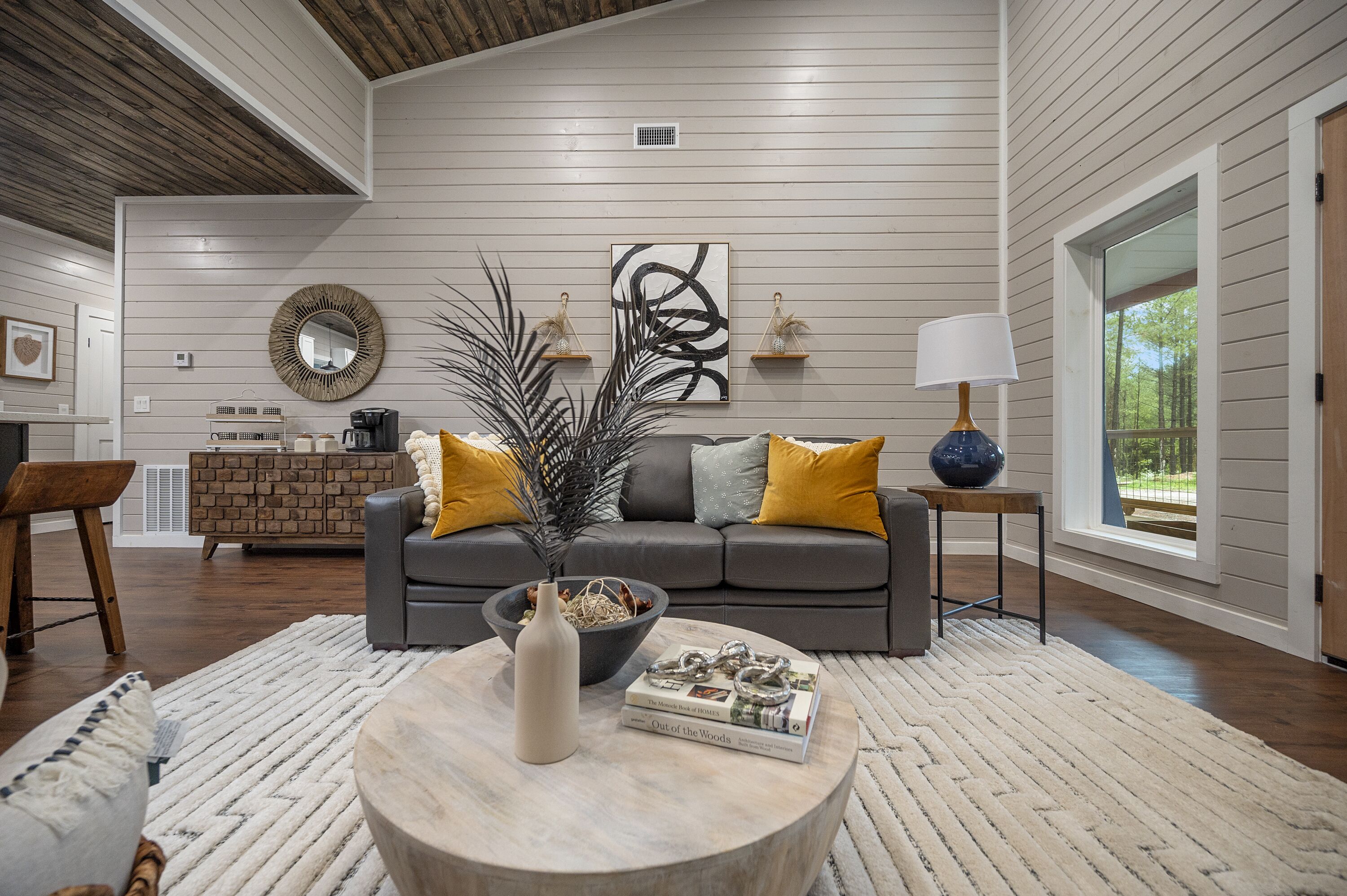 Private cabin broken bow-amazing deck,hottub,firepit,games,modern,cozy,pets