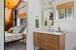 2 soverom, skrivebord, strykejern/-brett og reiseseng for barn
