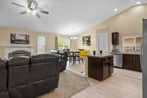 Smart TV, chimenea, videojuegos y futbolito 