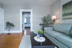 Smart TV, books - Luxury downtown penthouse, by Franklin Plaza. (Troy)