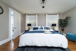 2 bedrooms, iron/ironing board, travel crib, WiFi - Luxury downtown penthouse, by Franklin Plaza. (Troy)