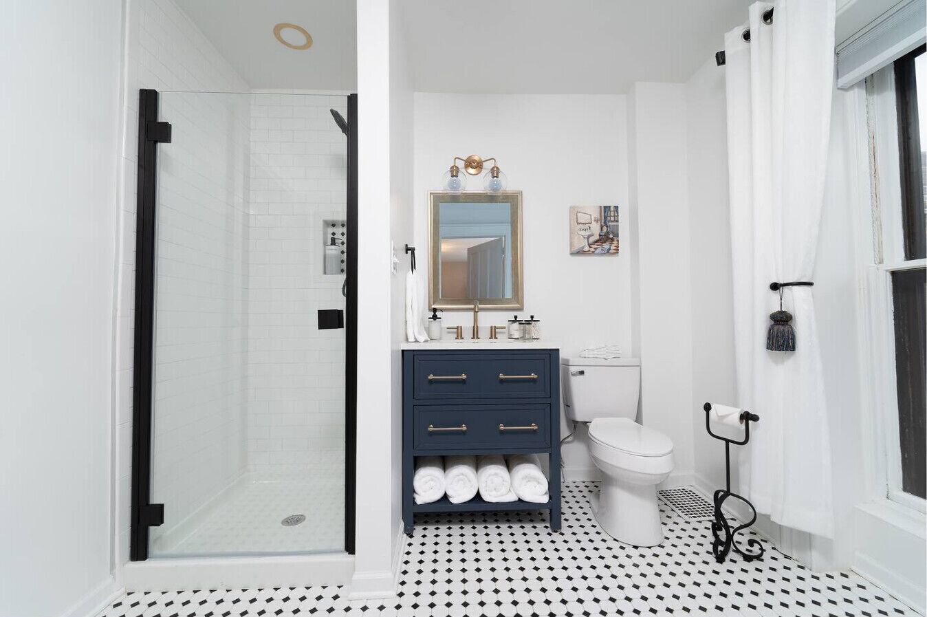 Un baño con ducha, inodoro y lavabo.