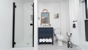 Un baño con ducha, inodoro y lavabo.