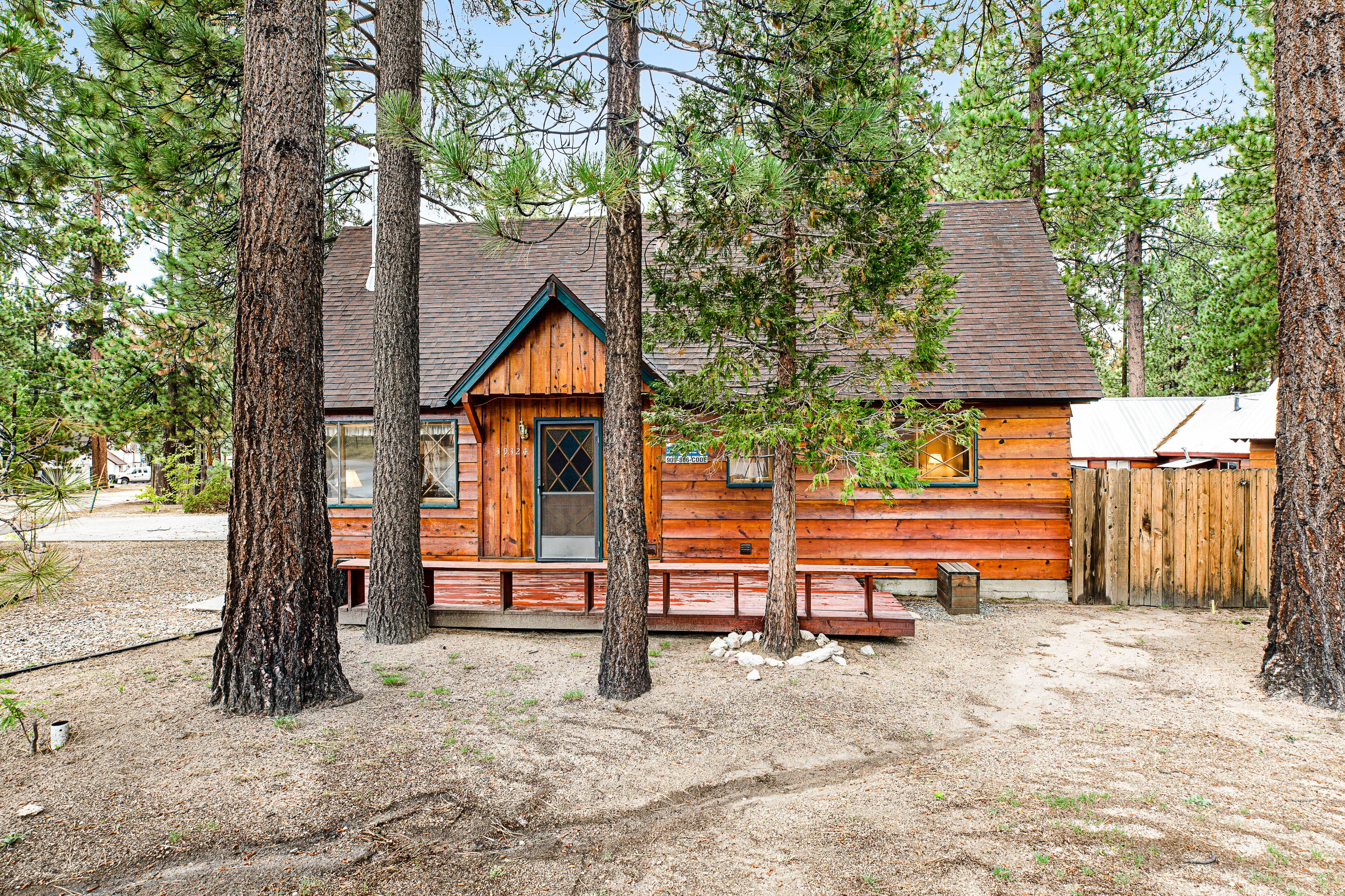 Cozy cabin with deck, grill, wood stove, washer/dryer, & WiFi