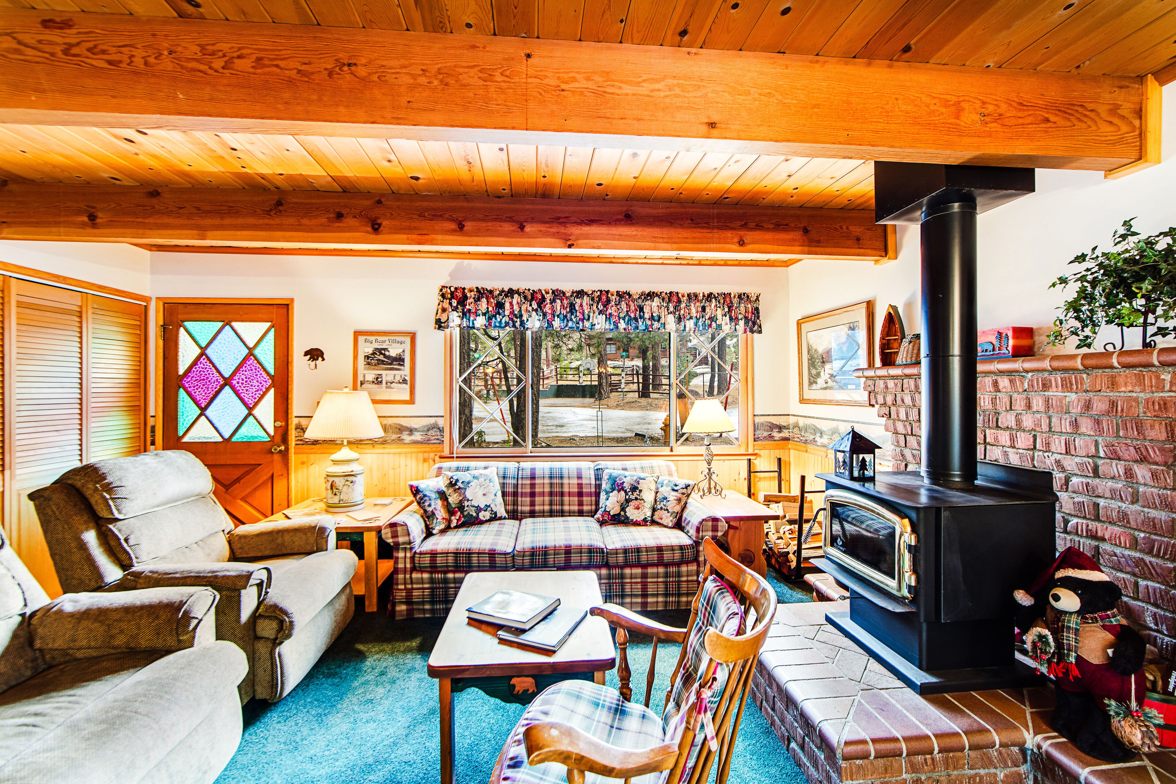 Cozy cabin with deck, grill, wood stove, washer/dryer, & WiFi