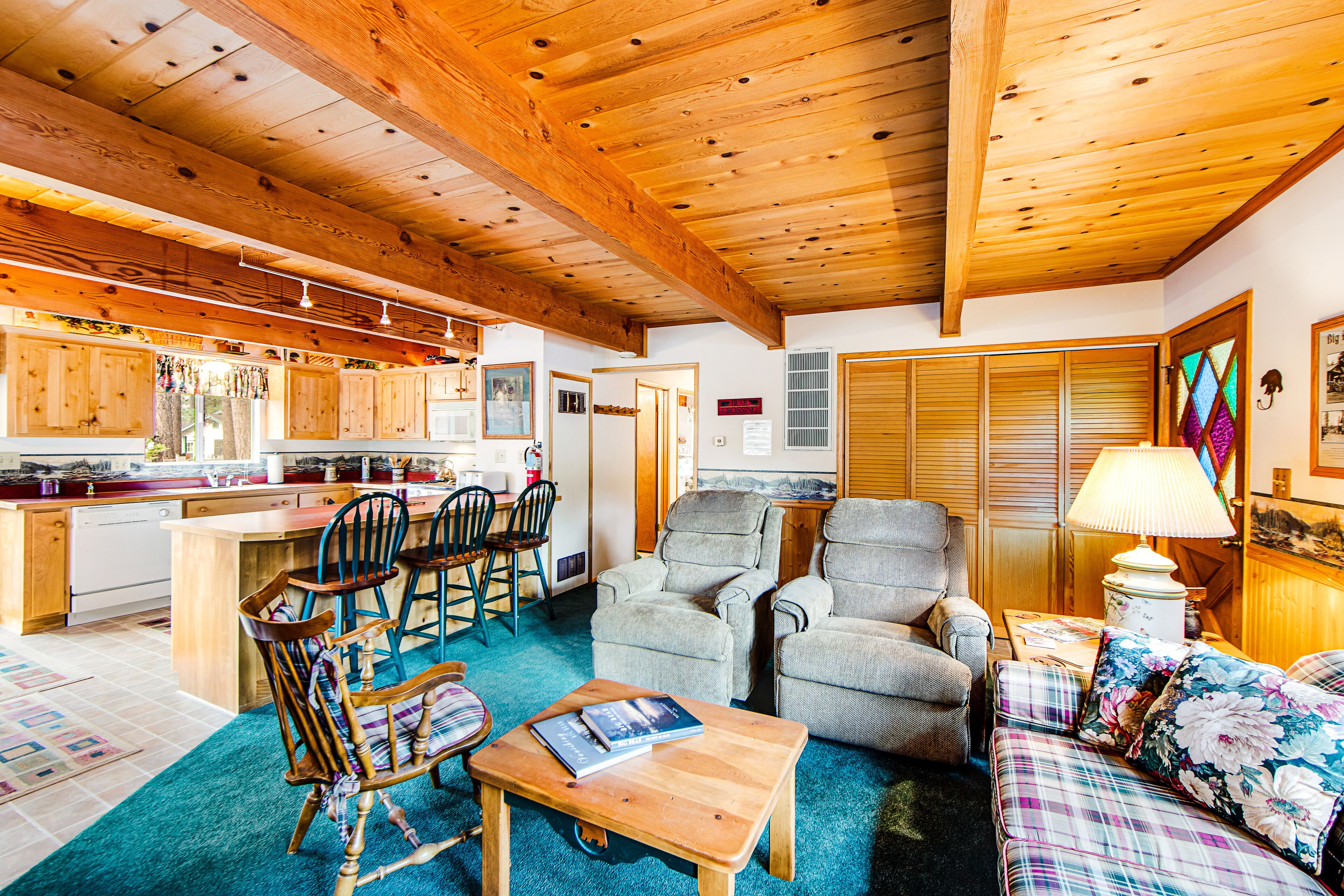 Cozy cabin with deck, grill, wood stove, washer/dryer, & WiFi