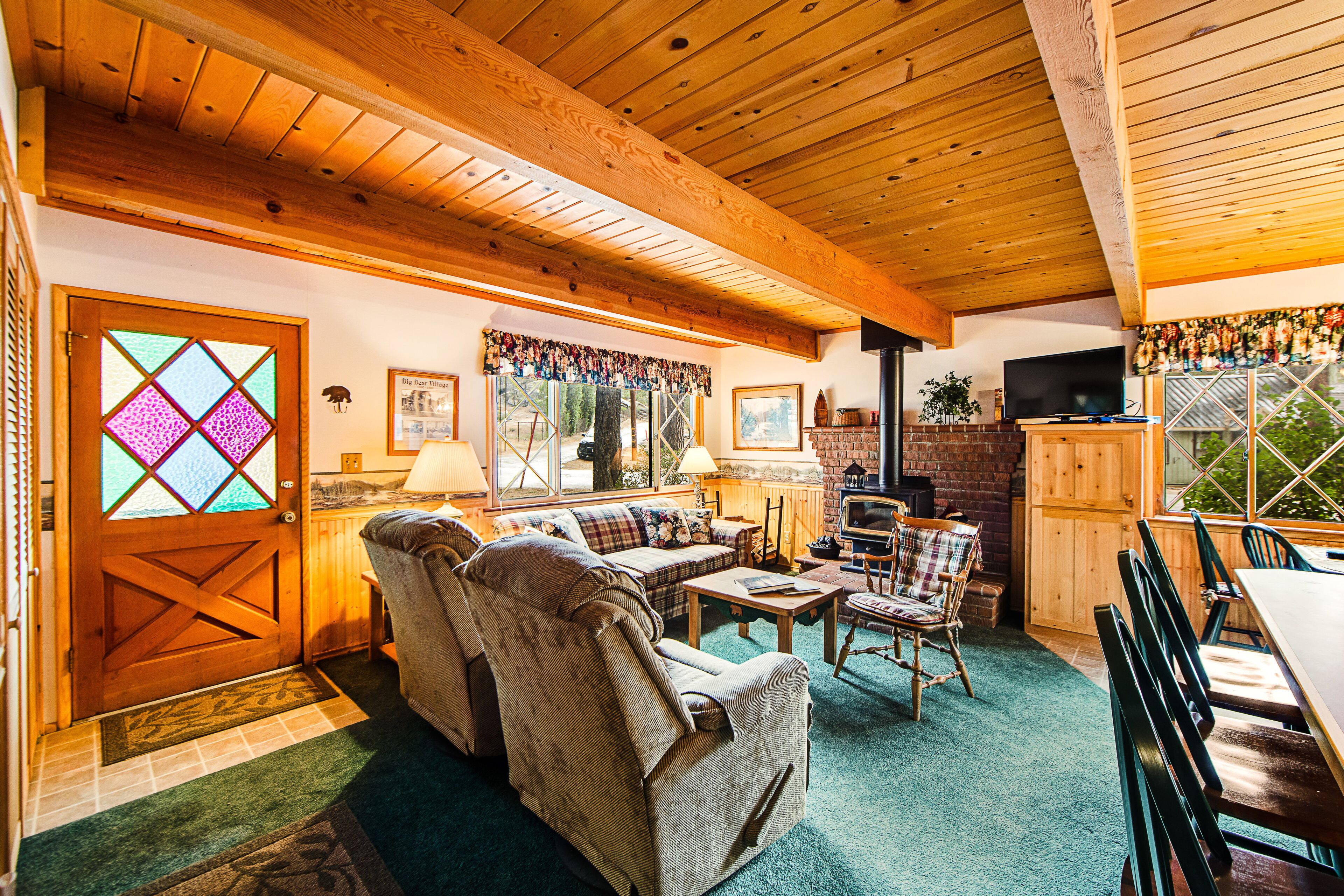 Cozy cabin with deck, grill, wood stove, washer/dryer, & WiFi