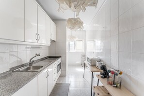 Réfrigérateur, four, cafetière/bouilloire, grille-pain