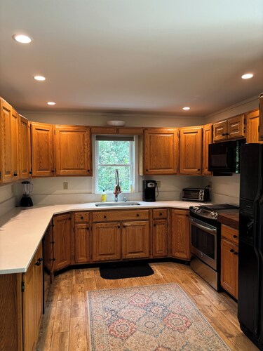 Cozy 3-bedroom house in gorgeous Manchester with WiFi, AC