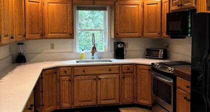 Cozy 3-bedroom house in gorgeous Manchester with WiFi, AC