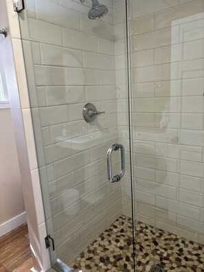 Shower, hair dryer, towels, soap - Cozy 3-bedroom house in gorgeous Manchester with WiFi, AC (Manchester)