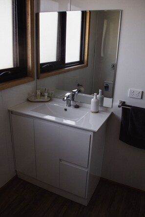 Sèche-cheveux, serviettes fournies