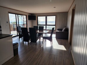 Un interior moderno con comedor, cocina y zona de estar con vistas.