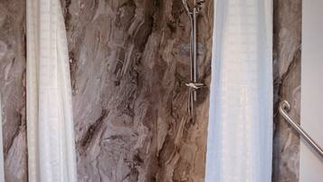 Een haardroger, handdoeken