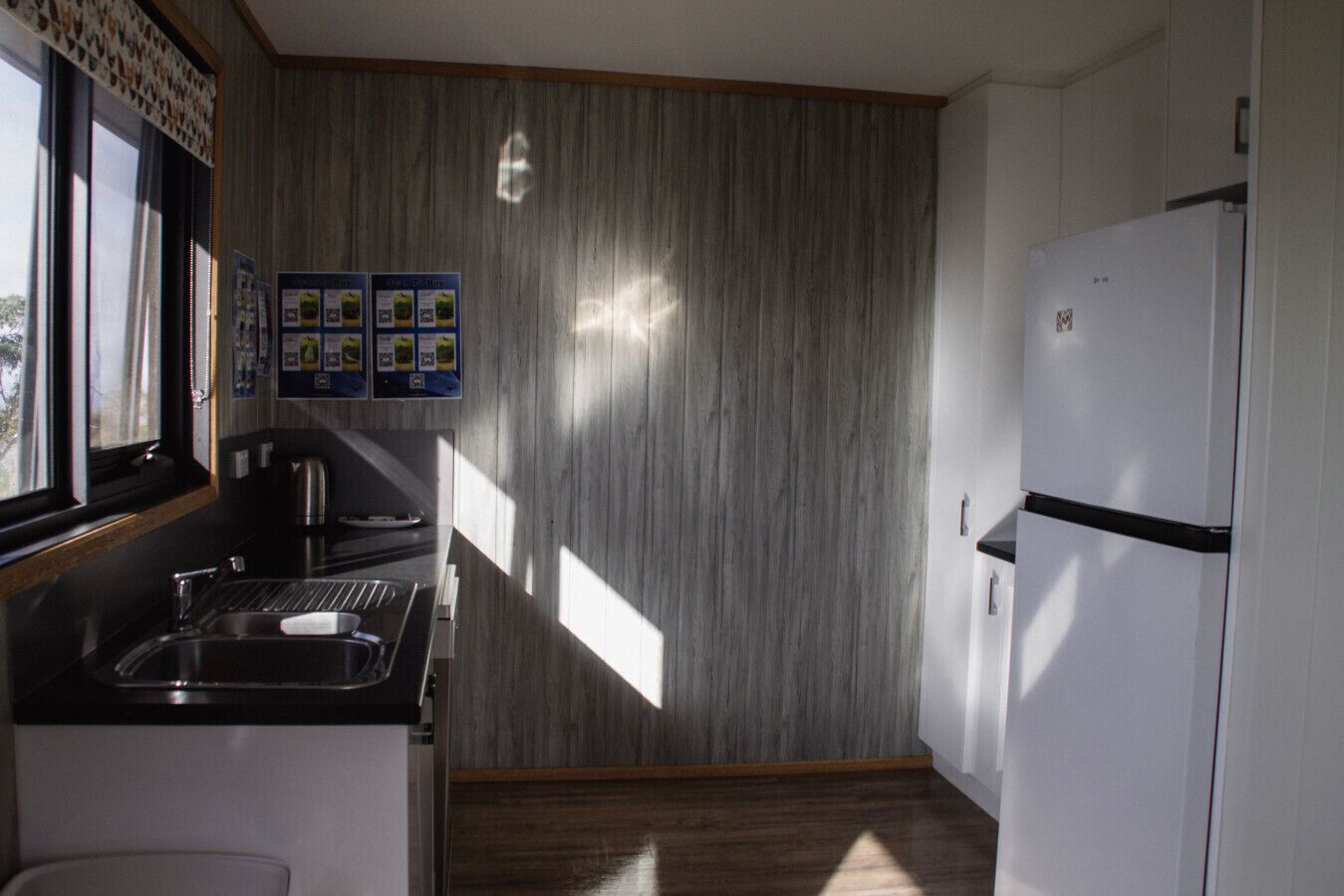 Well-equipped kitchen with full-size refrigerator
