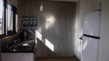 Well-equipped kitchen with full-size refrigerator