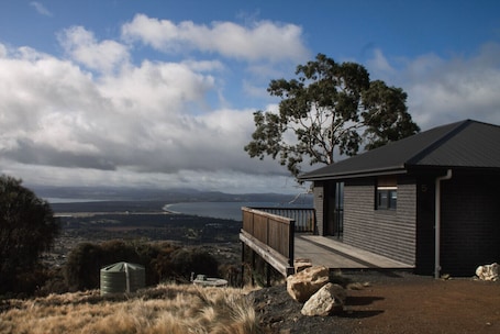 Property grounds. 5 Seaview Kangaroo Mt Rumney Escapes