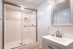 Combined shower/bathtub