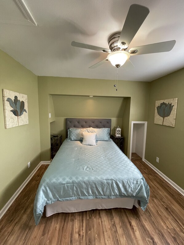 1 bedroom, iron/ironing board, free WiFi, bed sheets - Sleek Modern Apartment near Tiger Stadium and L'Auberge Casino (Saint Gabriel)