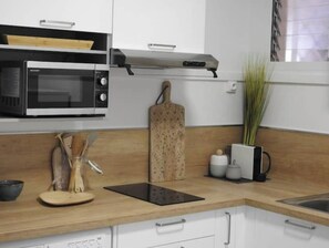 Réfrigérateur, micro-ondes, plaque de cuisson, cafetiÚre/bouilloire