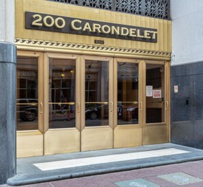 Ein Gebäudeeingang mit einem Schild, auf dem '200 CARONDELET' steht.