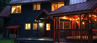 Epic Lodge at Mt. Baker - Dog Friendly, Hot Tub, New Furnishings, Gated