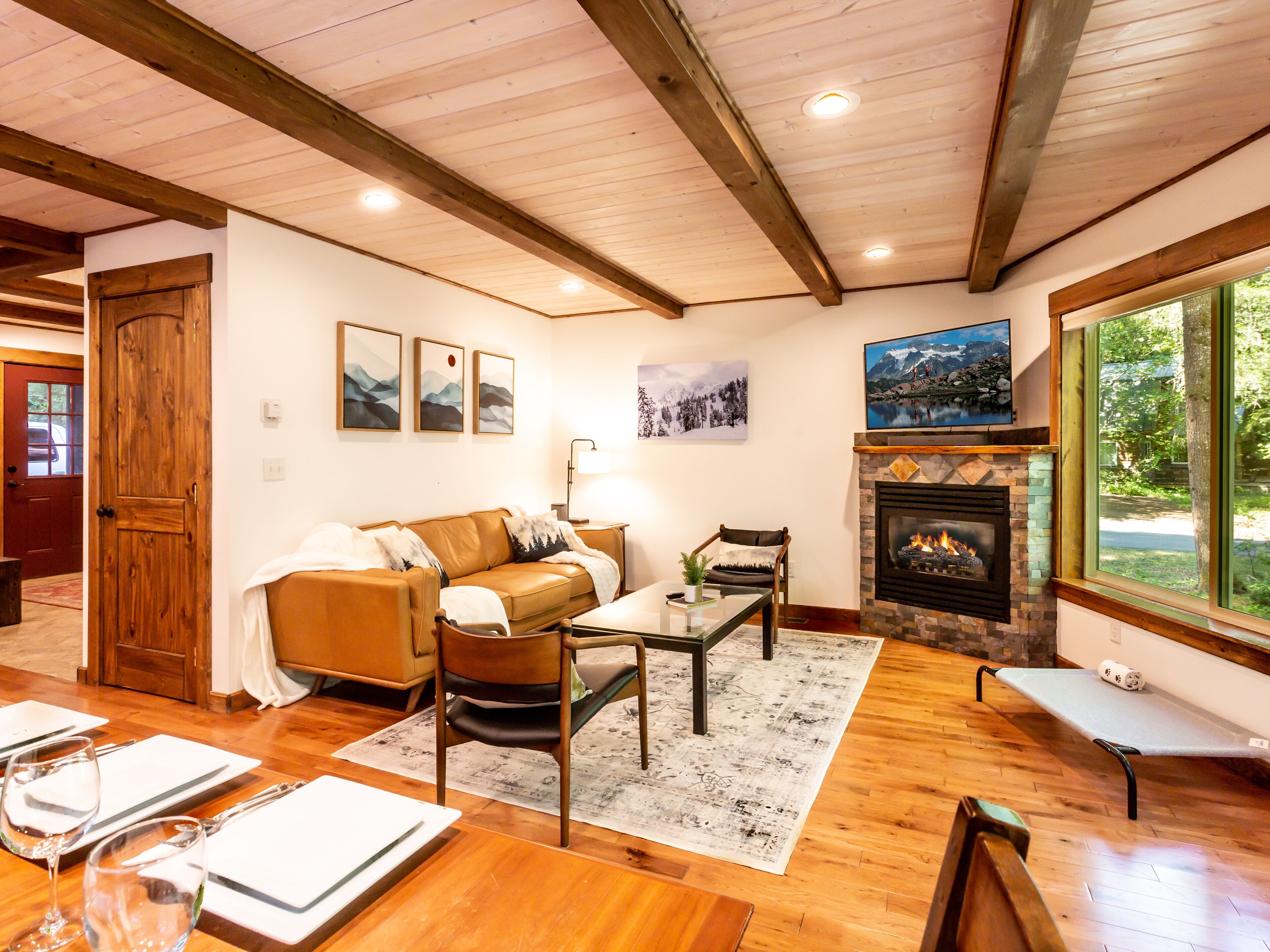 Wild Goose Lodge at Mt. Baker - Dog Friendly, Hot Tub, New Furnishings, Gated
