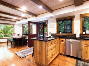 Fridge, microwave, oven, stovetop - Mt Baker Family Cabin-Hot Tub-Bunk Room & More (Glacier)