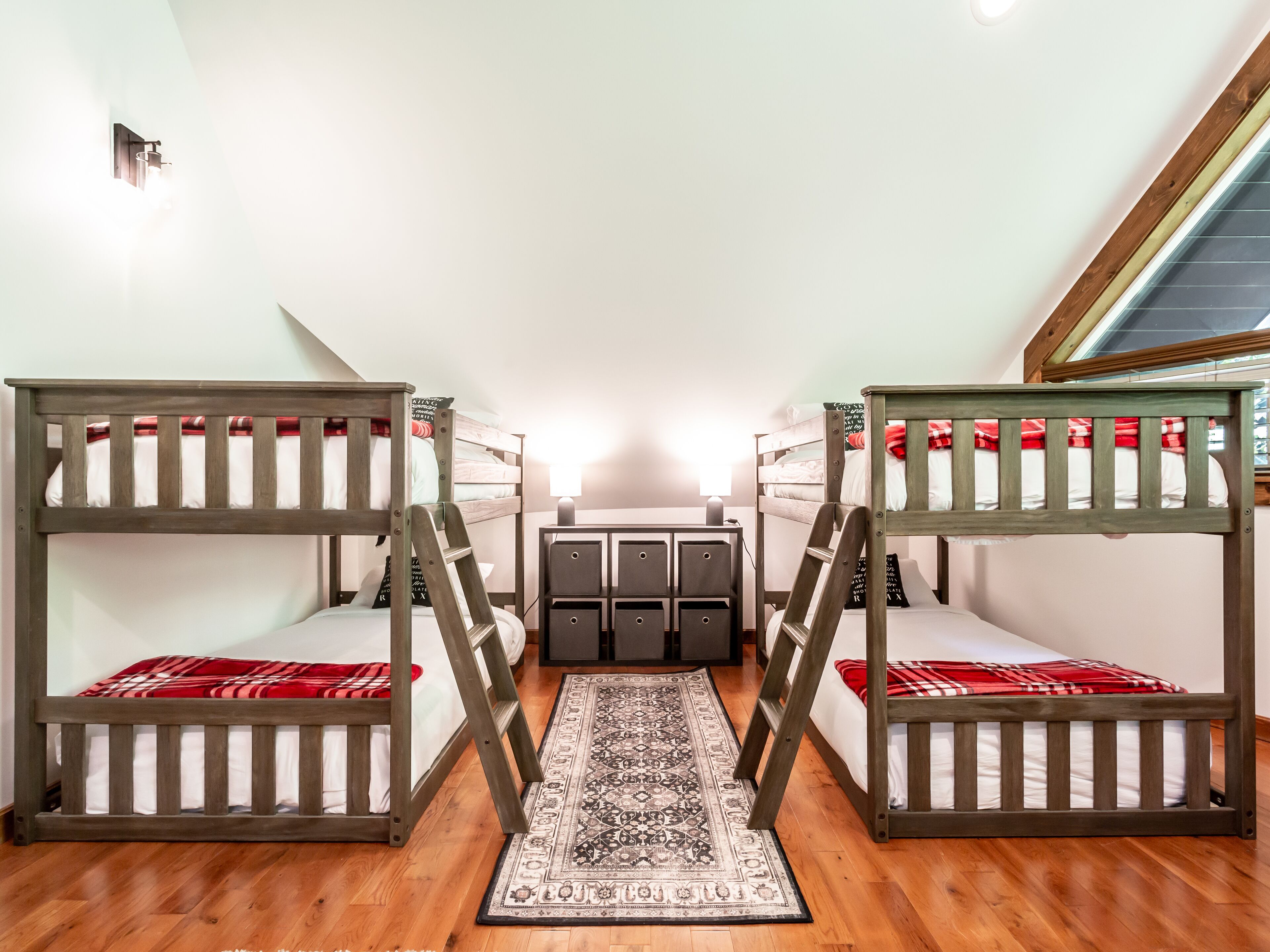 Wild Goose Lodge at Mt. Baker - Dog Friendly, Hot Tub, New Furnishings, Gated