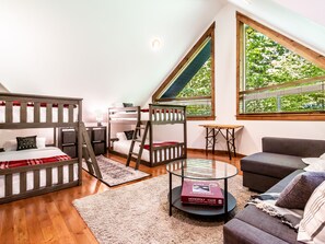 3 Schlafzimmer, Schreibtisch, Bügeleisen/Bügelbrett, Reisekinderbett