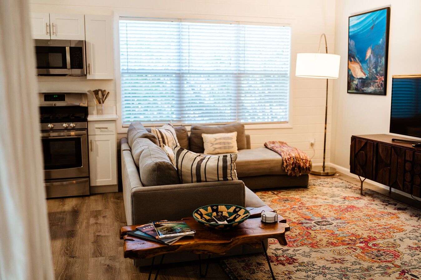 Televisión, libros y impresora 