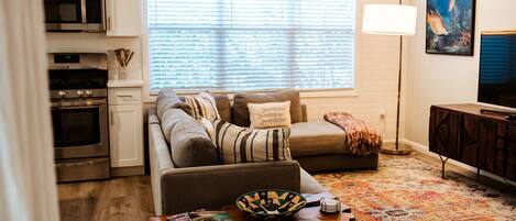 Televisio, kirjoja, tulostin