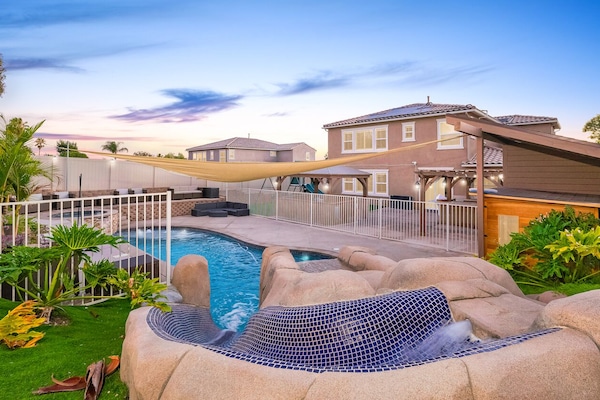 Utendørsbasseng og et oppvarmet basseng