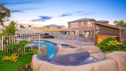 Luxury Private Oasis- 2 King Suites - Pool-Spa-Fire Pit-Sauna-Arcades-Playground