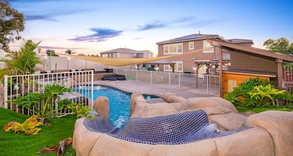 Luxury Private Oasis- 2 King Suites - Pool-Spa-Fire Pit-Sauna-Arcades-Playground