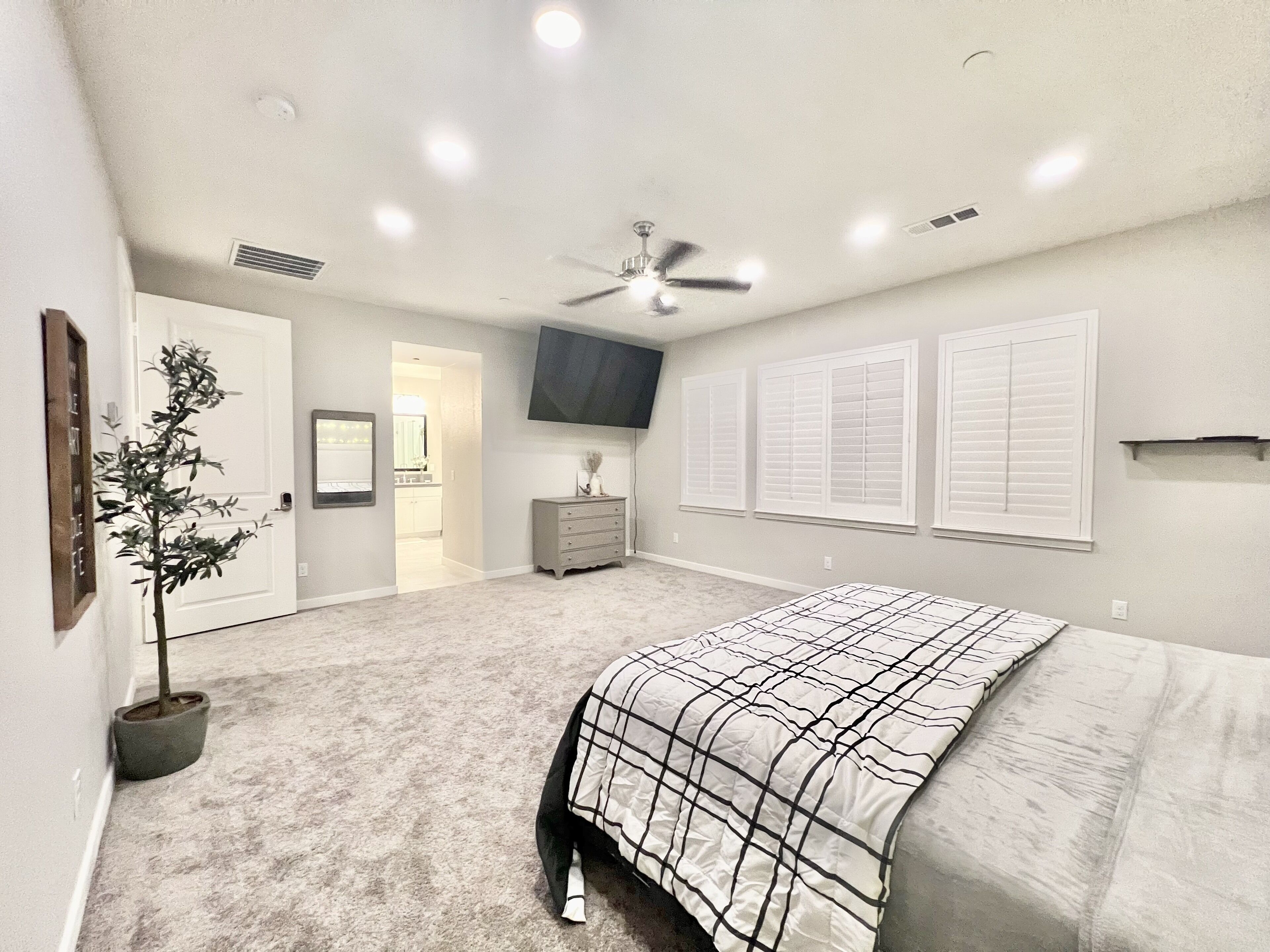 Luxury Private Oasis- 2 King Suites - Pool-Spa-Fire Pit-Sauna-Arcades-Playground