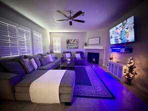 Smart-TV, Kamin, Videospiele, Tischfußball