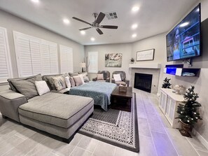 Smart-TV, Kamin, Videospiele, Tischfußball