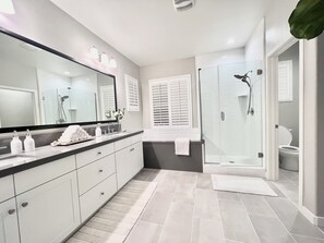 Kombination af bruser/badekar, hårtørrer, bidet, håndklæder