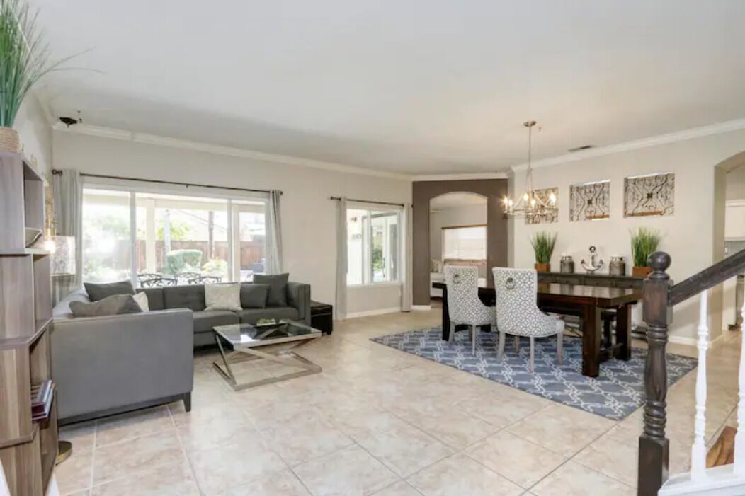 Luxurious spa-like oasis with pool, 4bdr/ 3br