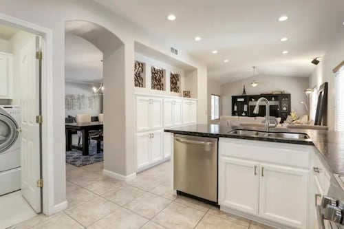 Luxurious spa-like oasis with pool, 4bdr/ 3br