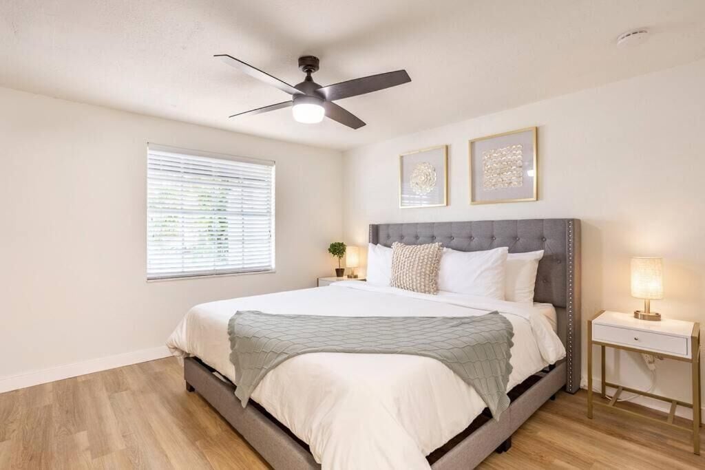 2 soverom, skrivebord, strykejern/-brett og wi-fi