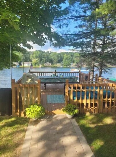 Cozy LakeFront Cottage on All-Sports Lake George