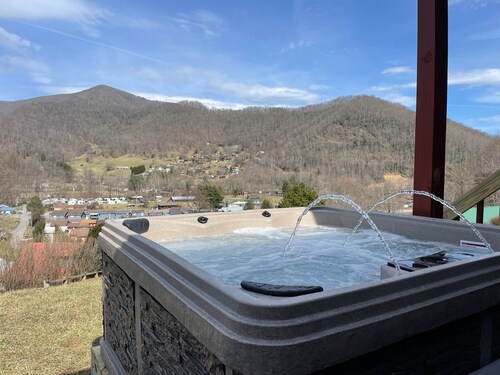 Amazing Long Range Views in central Maggie Valley.