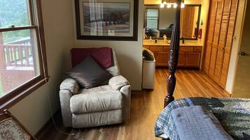 Smart-tv, eldstad och böcker