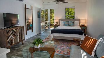 Desk, travel cot, free WiFi, bed sheets